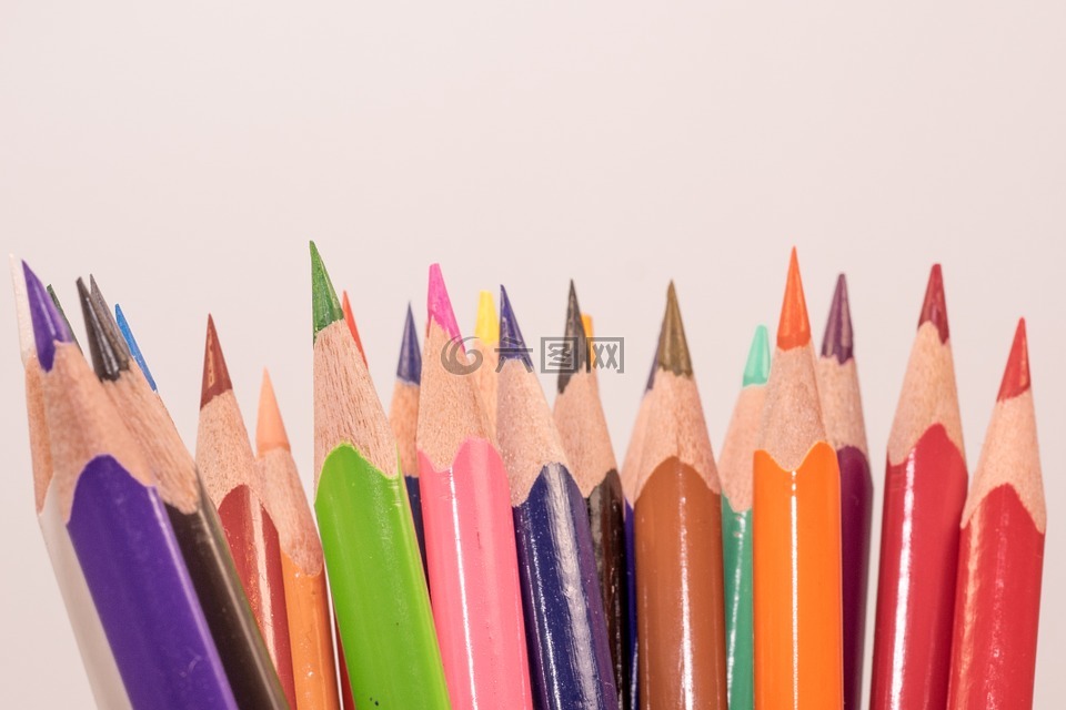 彩色的铅笔,木衣夹,钢笔