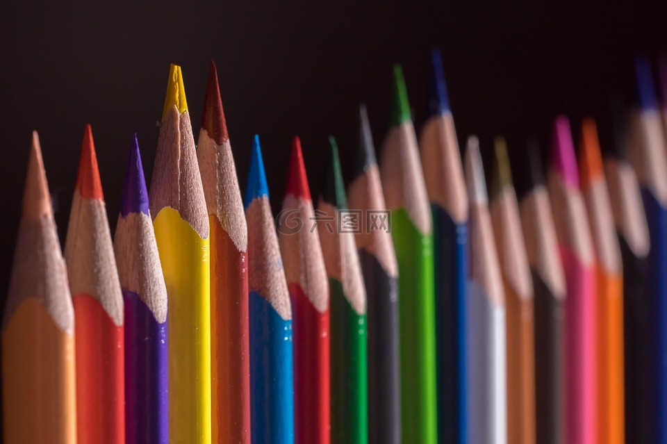 彩色的铅笔,木衣夹,钢笔