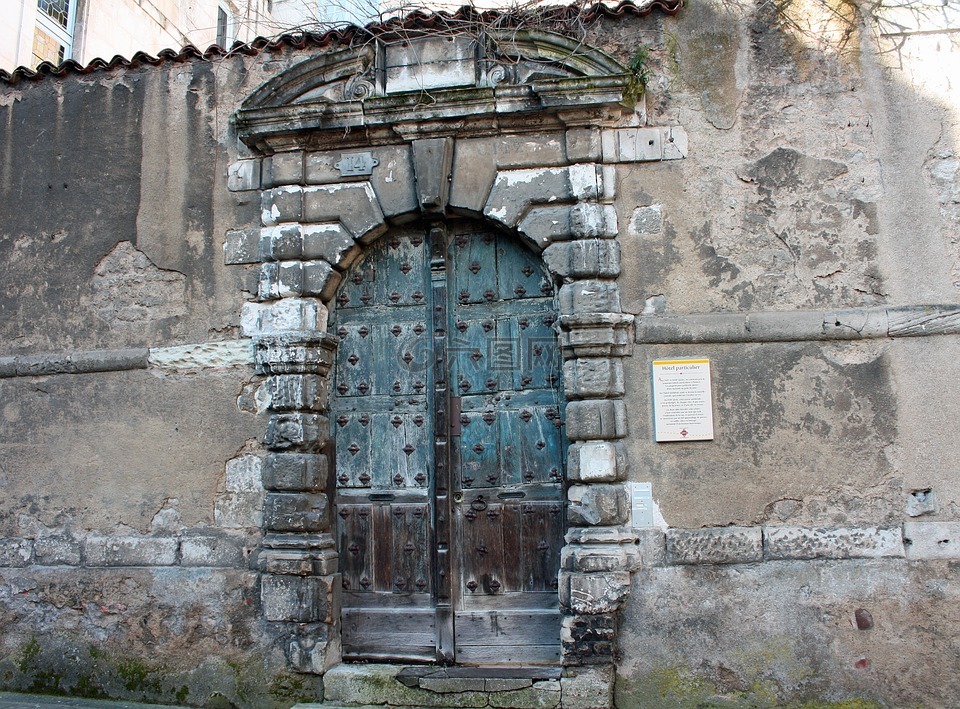 中世纪街门,铁钉的门,绿色木质门