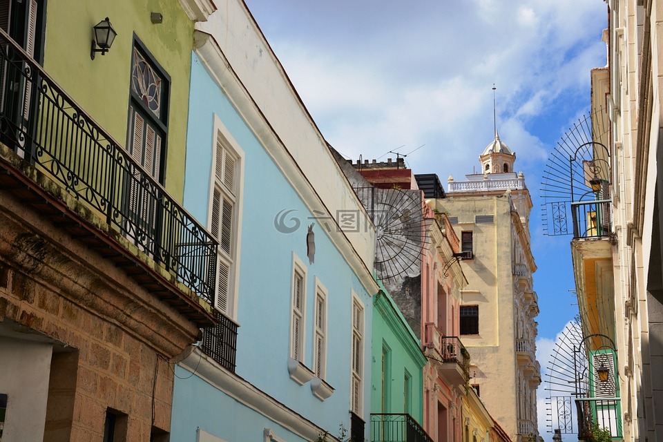 哈瓦那,彩色的房子,蓝蓝的天空