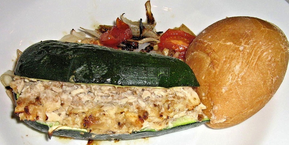 金枪鱼酿的南瓜,白面包,西红柿洋葱