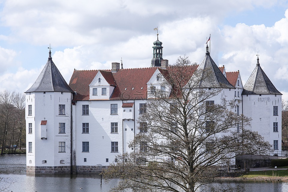 封闭格吕克斯堡,庭院的城堡,城堡池塘