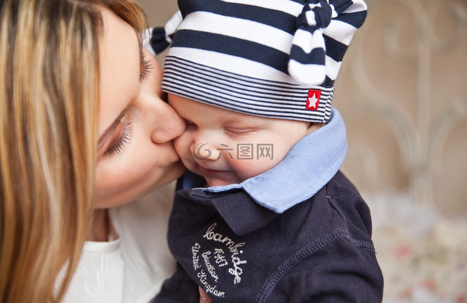 婴儿,宝宝和妈妈一起,妈妈的吻