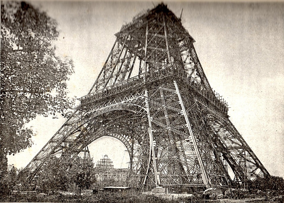 在建的艾菲尔铁塔,1888年七月,巴黎