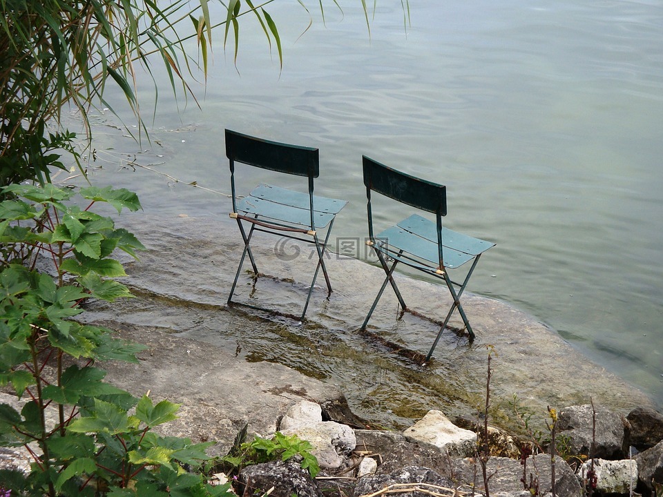 湖,两个椅子,欢聚