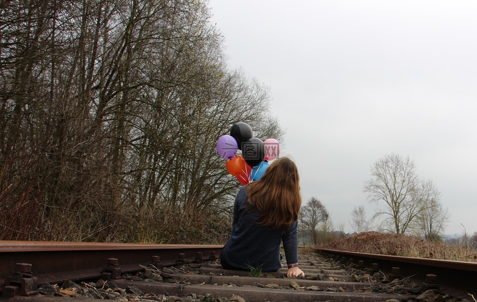 女孩,铁路钢轨,气球