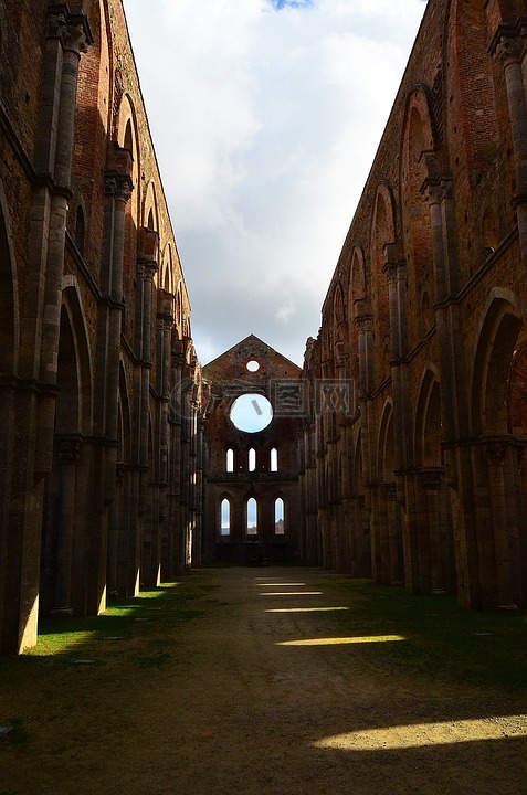 修道院圣加利亚诺,夏季,被遗弃