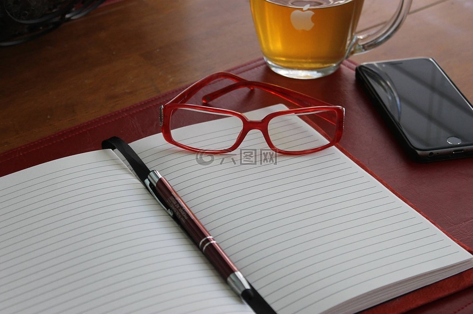 笔记本,眼镜,红色的眼镜