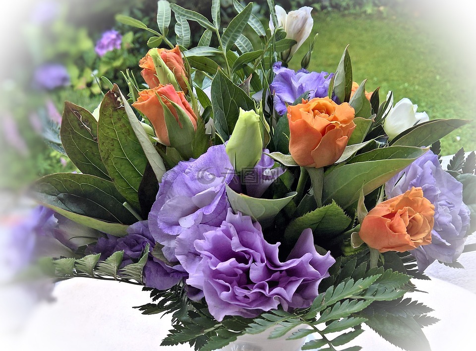 插花,在紫蓝色和白色的海葵,在橙色玫瑰