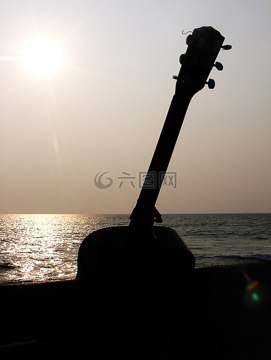 吉他,太阳落山,在长凳上的吉他