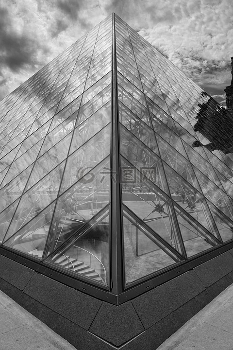 金字塔的卢浮宫,黑色和白色,金字塔