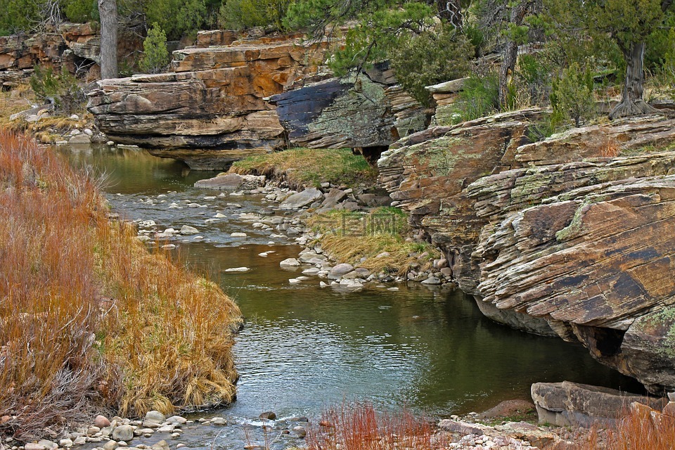 河,水,多彩的岩石