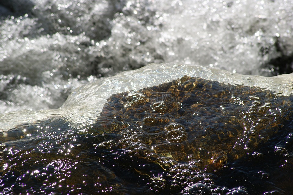 石,水,流动
