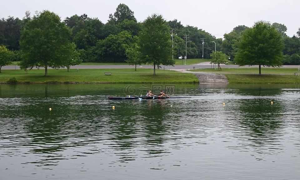 妇女双桨划桨,橹划船,两个妇女
