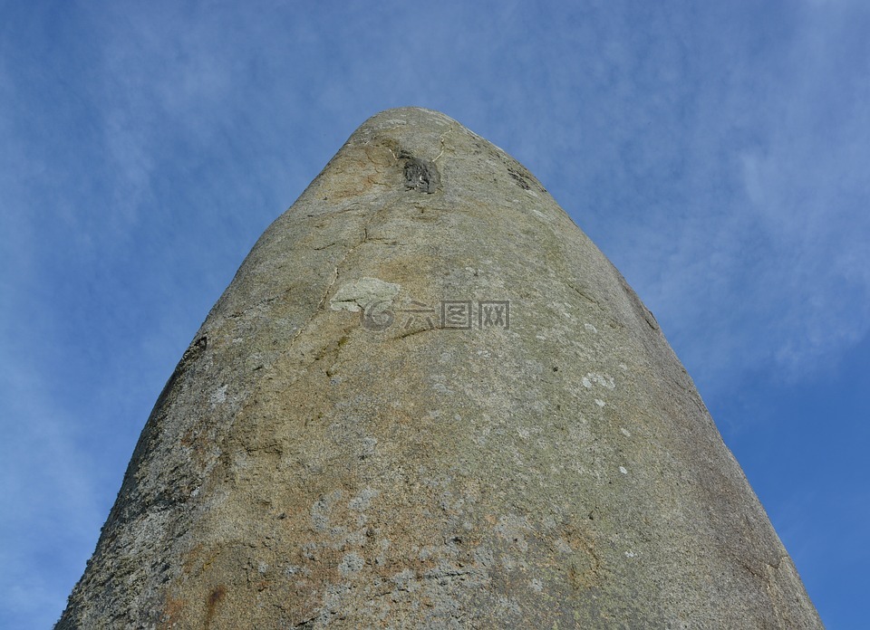 menhir,巨大的鹅卵石,巨石的冠军dolent蓝色的天空