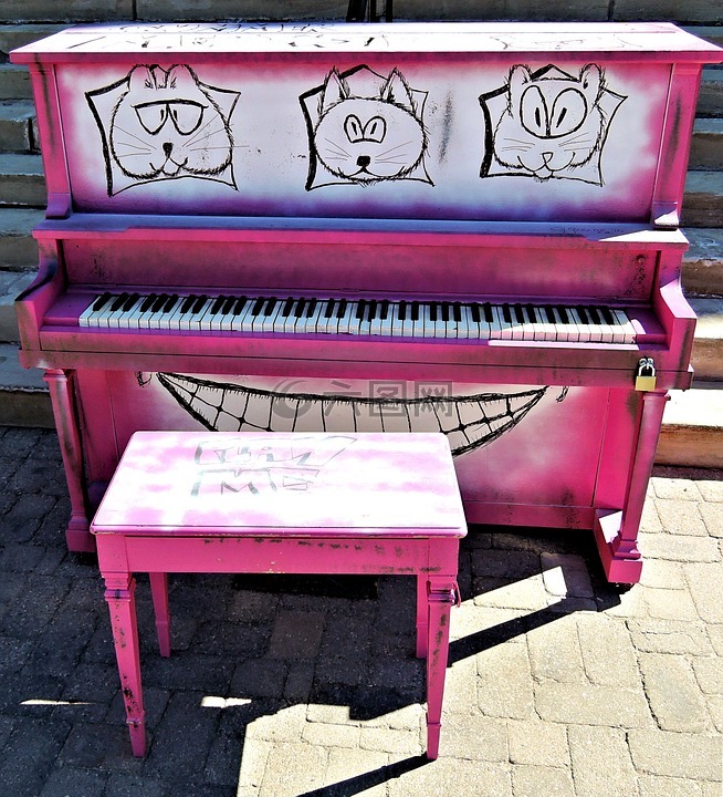 粉色钢琴,临街,城市中心