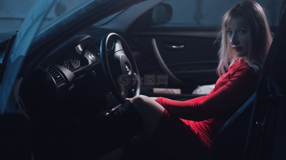 在车里的女孩,穿着红色,后面的车轮