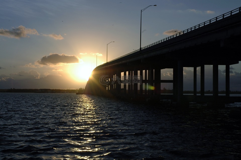桥,比斯坎湾,日出