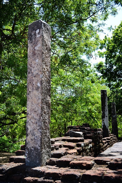 石柱,波隆纳鲁沃,古遗址