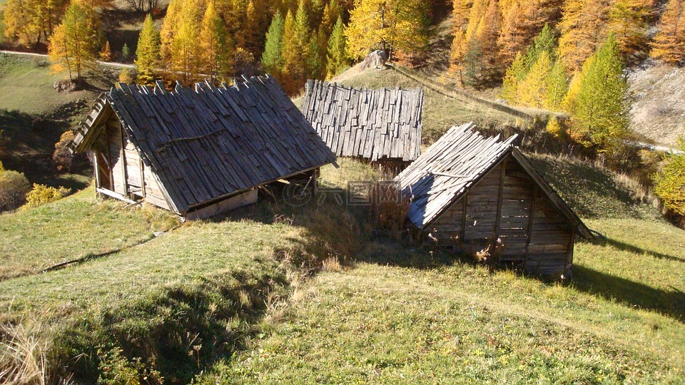 山,秋天的风景,小屋