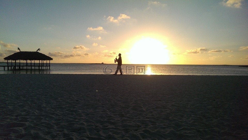 日落,海滩,萨克斯管吹奏者