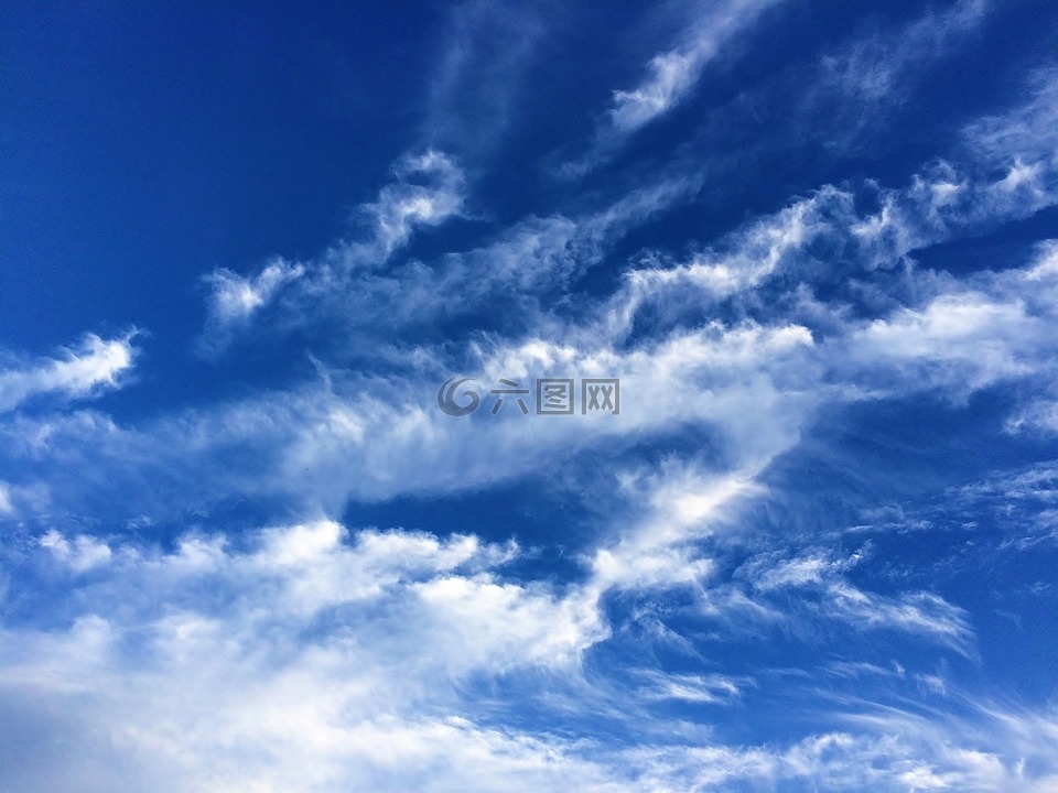蓝色的天空,白云,气氛