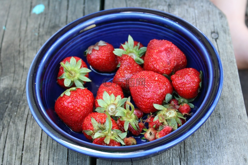 野草莓,青瓷碗,蓝色