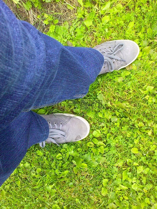 靴子,牛仔裤,草