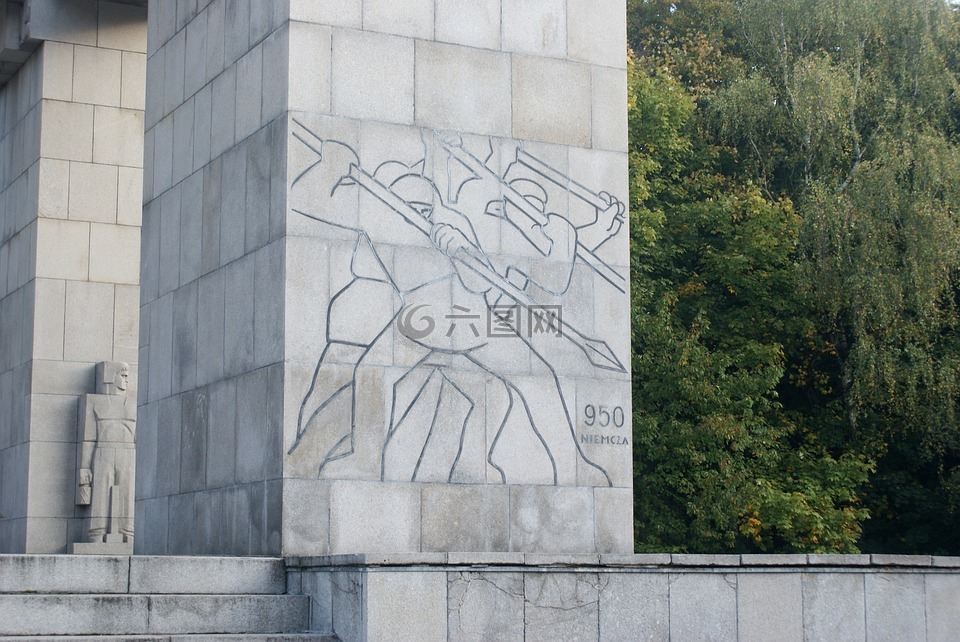 纪念碑顶部的 st,装入 st,一座雕像的起义军的行为