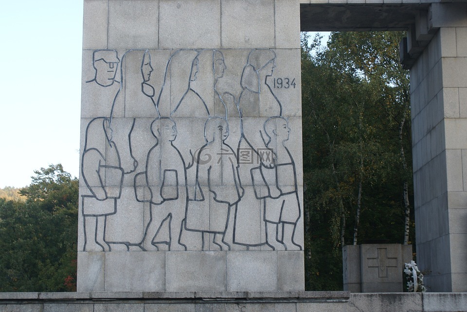 纪念碑顶部的 st,装入 st,一座雕像的起义军的行为