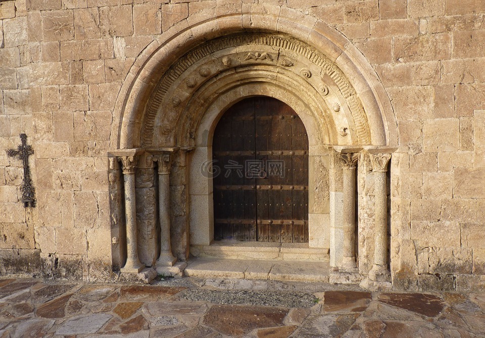 门,罗马式教堂,教堂