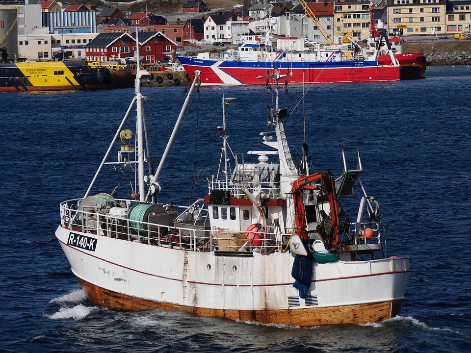 挪威渔船,驶向大海,平静的海面