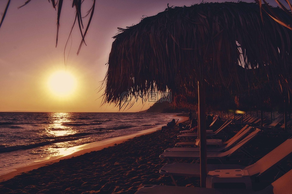 日落沙滩海景,躺椅和遮阳伞,海边