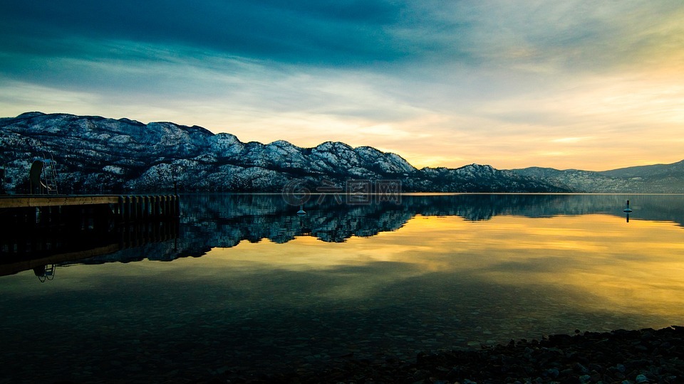 反射的天空,山上的反射水,反思