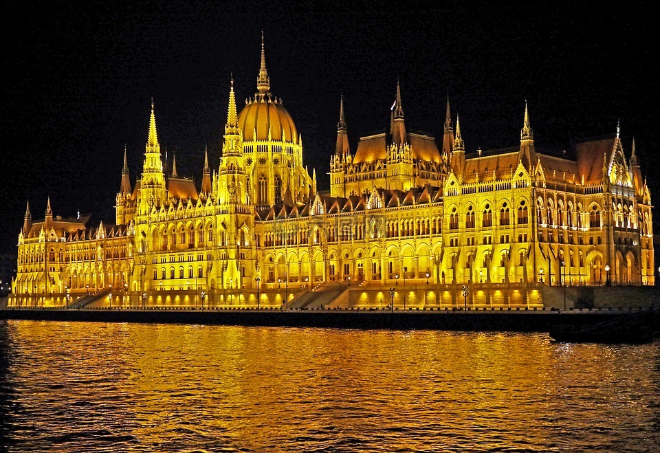布达佩斯晚上,议会在晚上,船舶通行