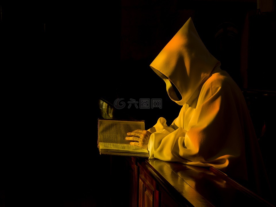 黄衣修道士图片