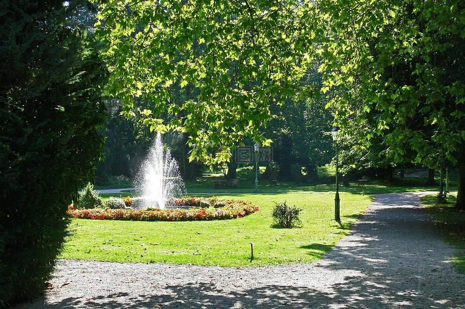 在公园,喷泉,池塘