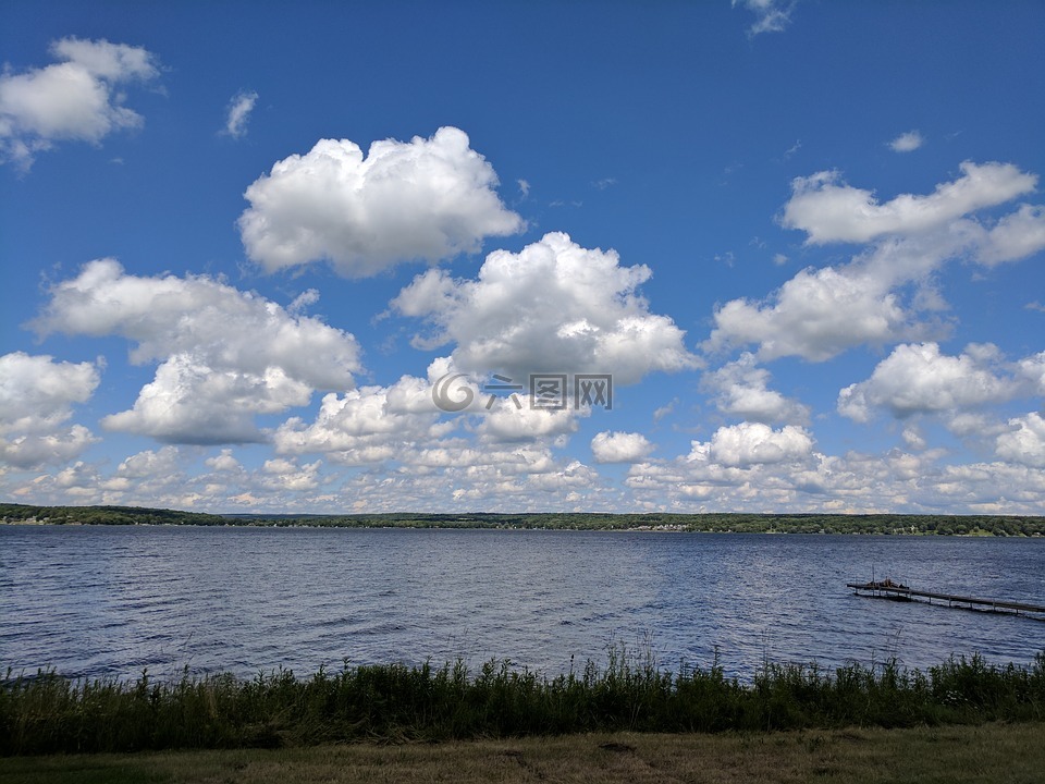 湖肖托夸,蓬松的云彩,蓝色的天空在水