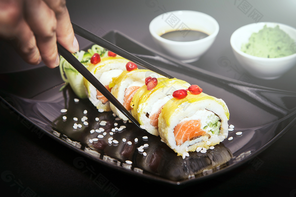 用筷子夹着寿司的情景