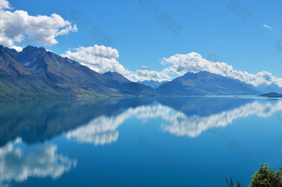 蓝天白云下的湖面高清风景背景素材图片