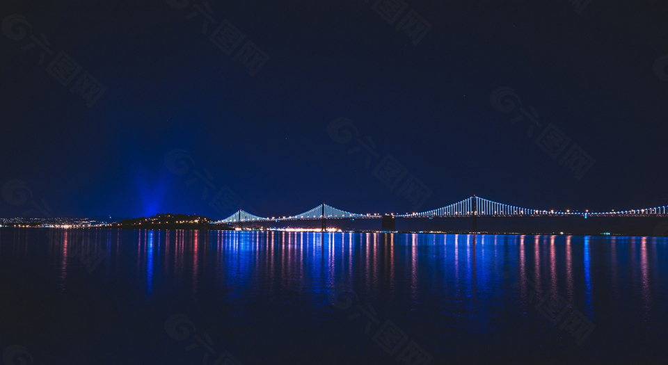 蓝色晚上背景图片 水面倒影 城市