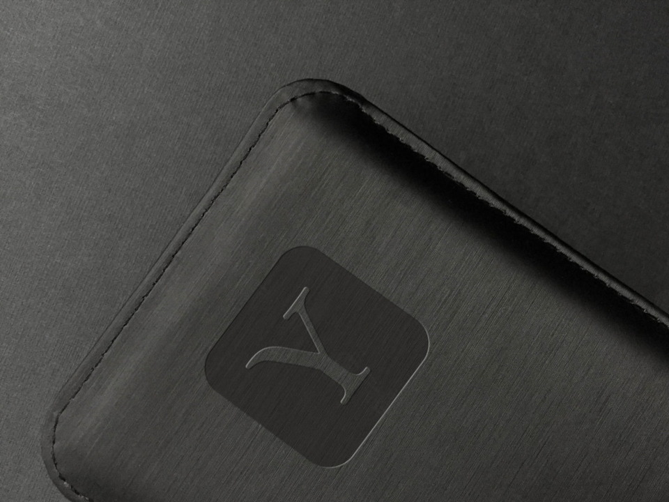 黑色高端大方的标志展示样机