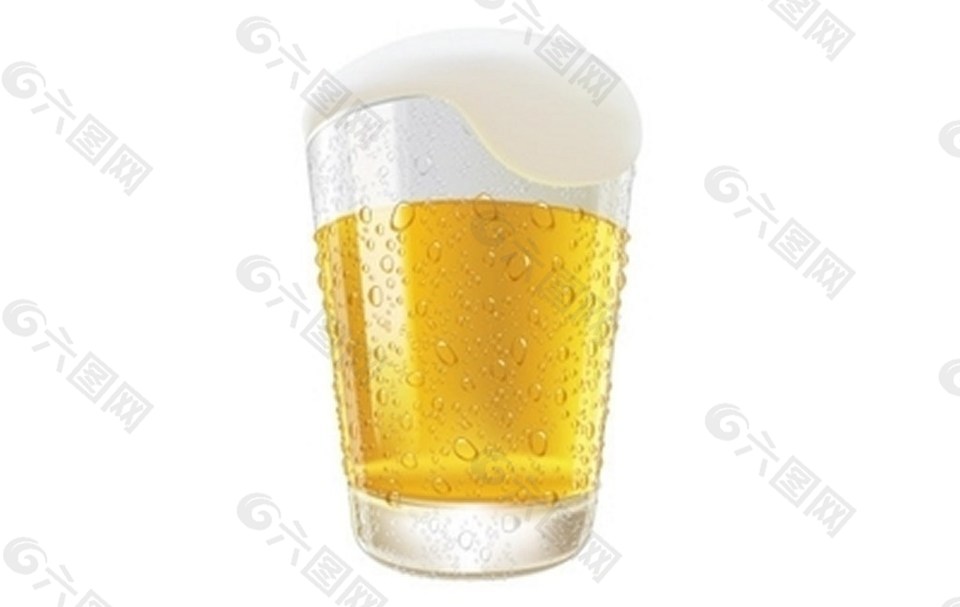 逼真的啤酒杯和啤酒的泡沫