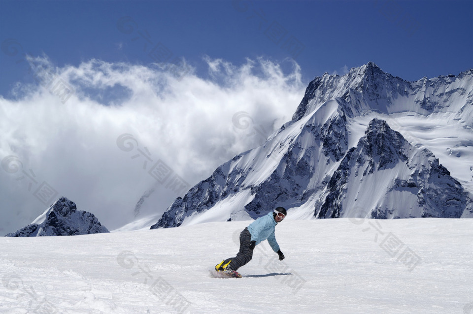 冰雪运动人物与巍峨的雪山背景背景素材免费下载 图片编号 六图网