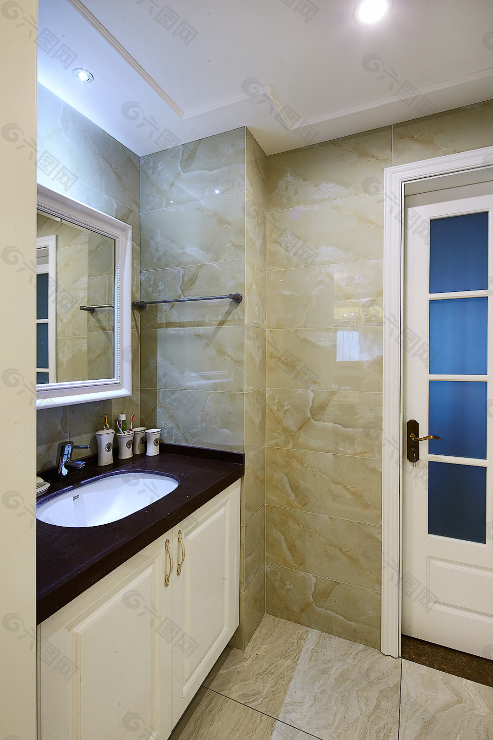 时尚卫生间背景墙设计图