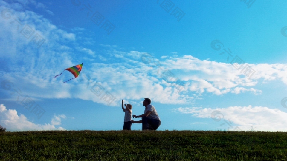 蓝天日落父子公园草坪放风筝高清视频实拍