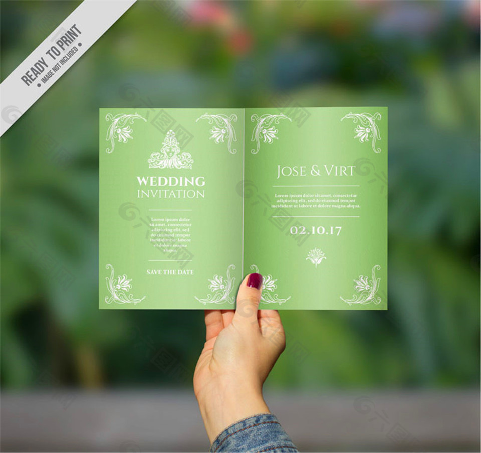 手持绿色对页婚礼请帖矢量素材
