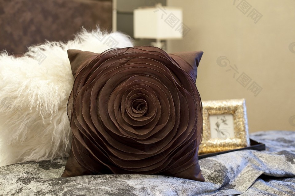 棕色枕头家装效果图