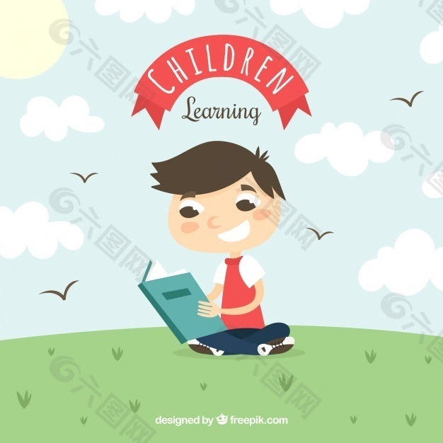 微笑的男孩在户外阅读