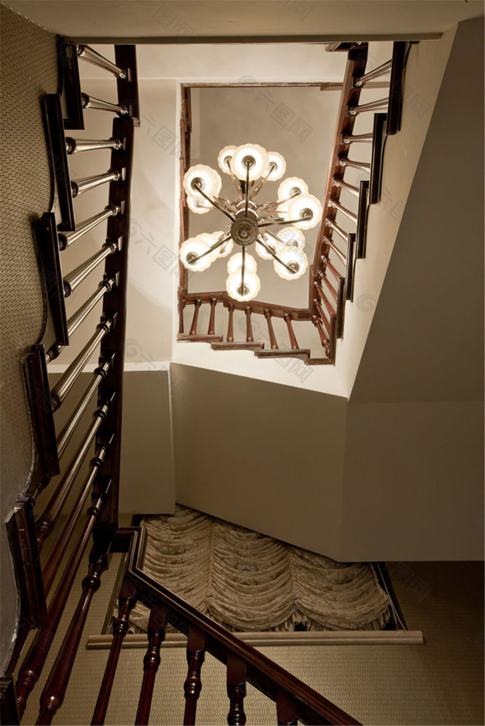 美式别墅转角楼梯装修效果图